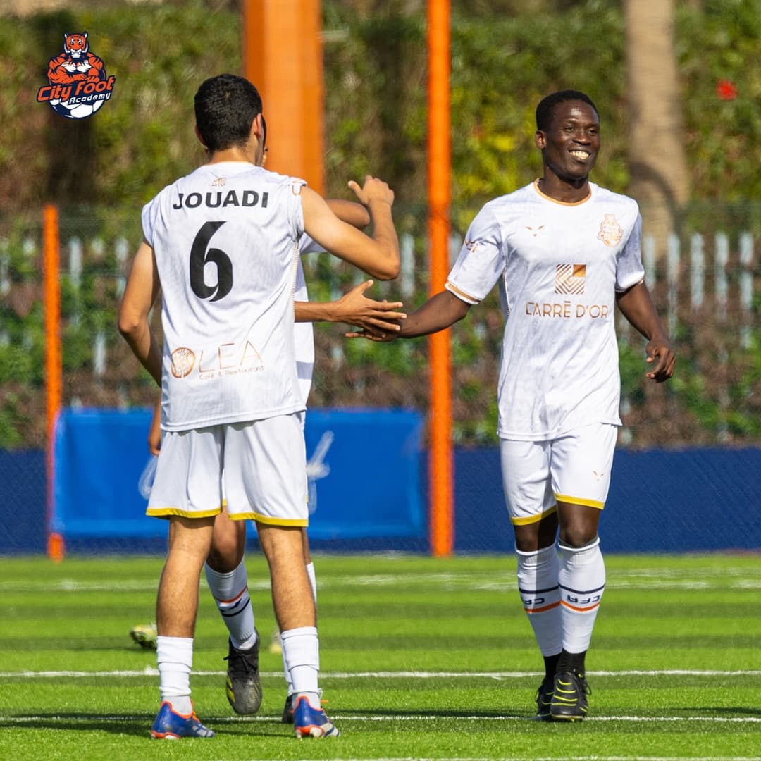 Joueurs de l’équipe en tenue de match se congratulant